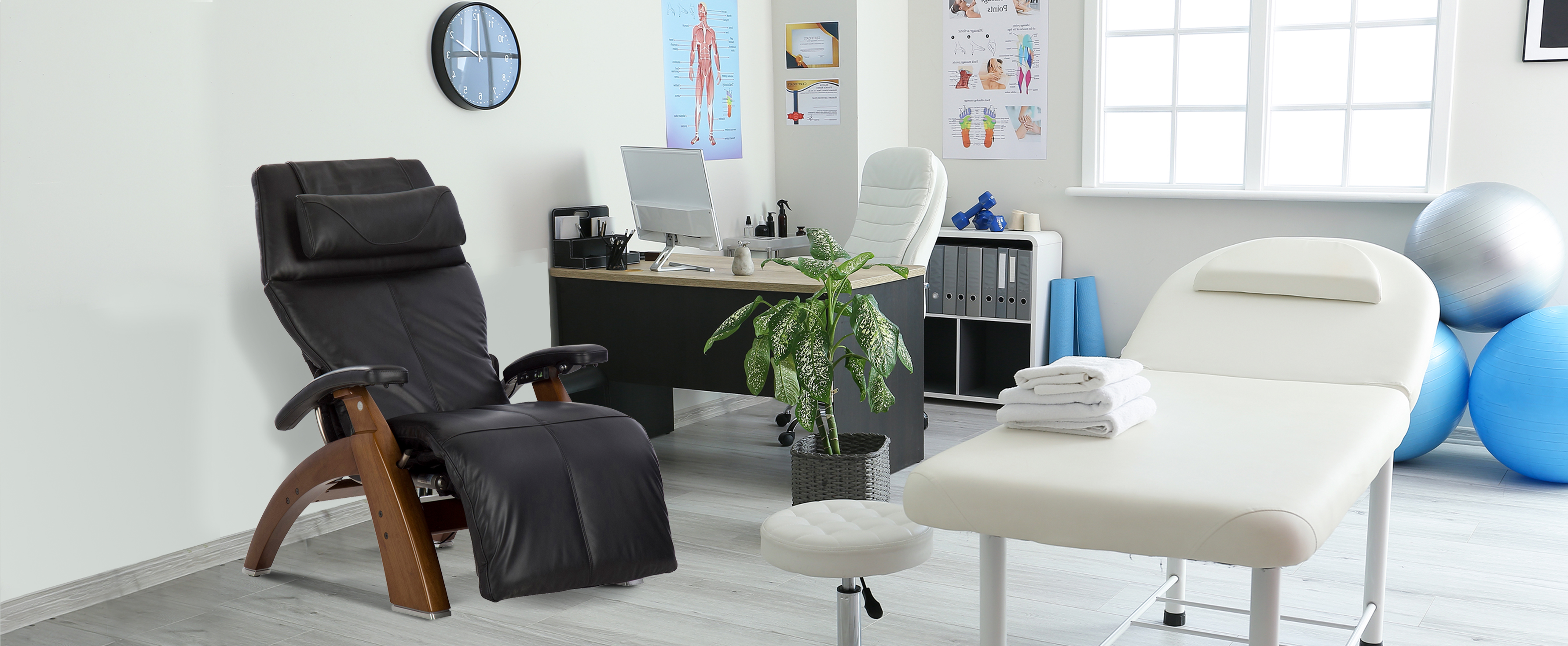 https://www.humantouch.com/pub/media/mageplaza/blog/post/p/e/perfect_chair_in_chiro_office.jpg